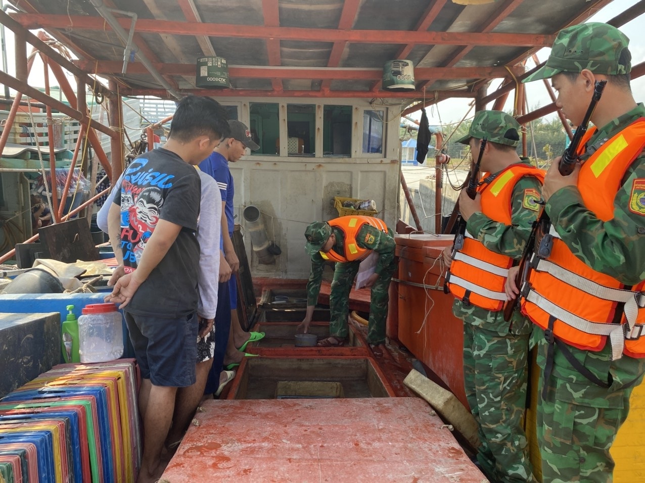 Lực lượng Bộ đội Biên phòng Kiên Giang kiểm tra tàu cá KG-91060-TS do ông Nguyễn Thành Công làm thuyền trưởng Lực lượng Bộ đội Biên phòng Kiên Giang kiểm tra tàu cá KG-91060-TS do ông Nguyễn Thành Công làm thuyền trưởng