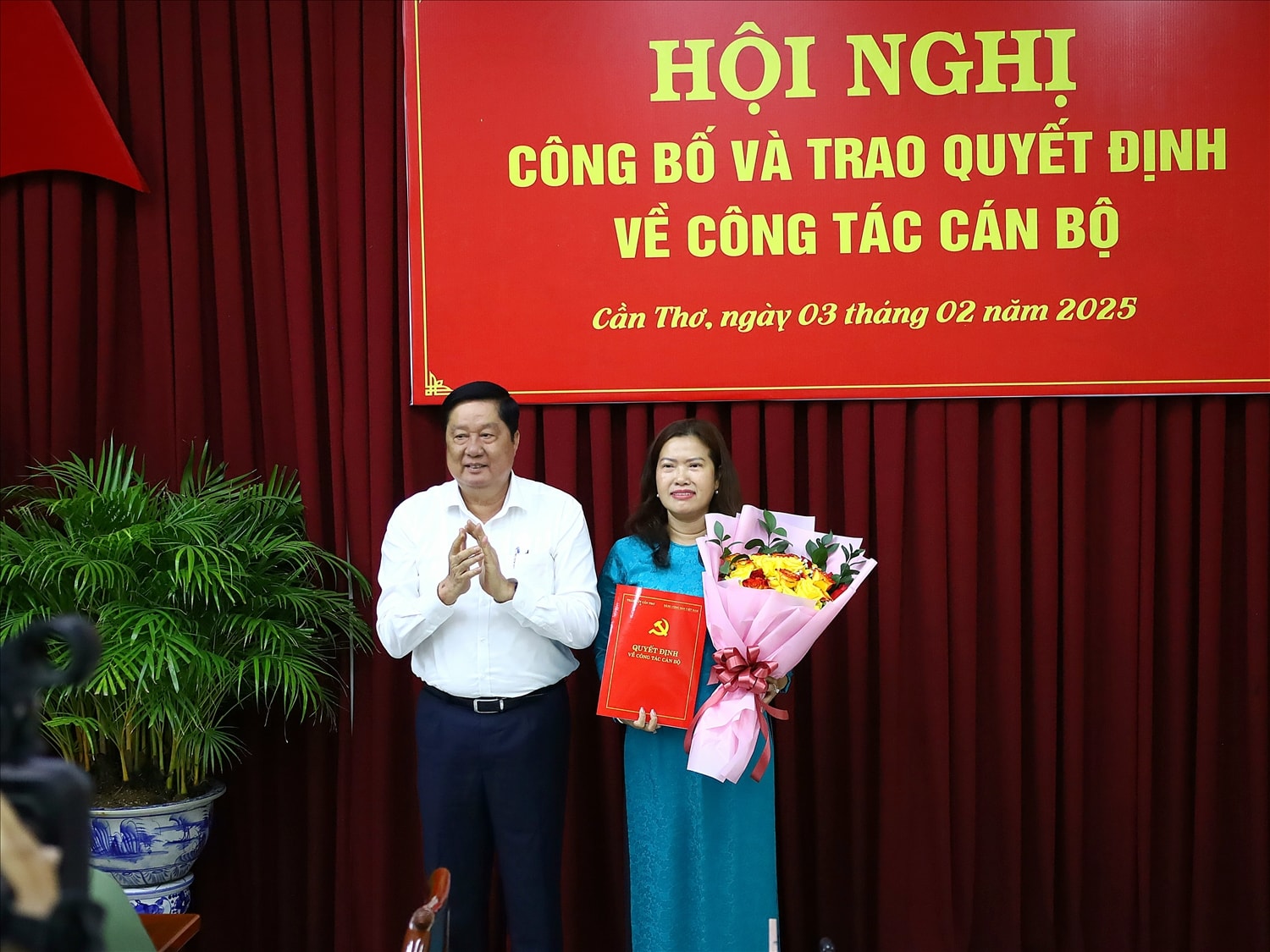Ông Phạm văn Hiểu, Phó Bí thư Thường trực Thành uỷ, Chủ tịch HĐND Tp. Cần Thơ trao Quyết định và hoa chúc mừng đến bà Nguyễn Thị Ngọc Điệp tân Phó chủ tịch UBND TP. Cần Thơ Ông Phạm văn Hiểu, Phó Bí thư Thường trực Thành uỷ, Chủ tịch HĐND Tp. Cần Thơ trao Quyết định và hoa chúc mừng đến bà Nguyễn Thị Ngọc Điệp tân Phó chủ tịch UBND TP. Cần Thơ