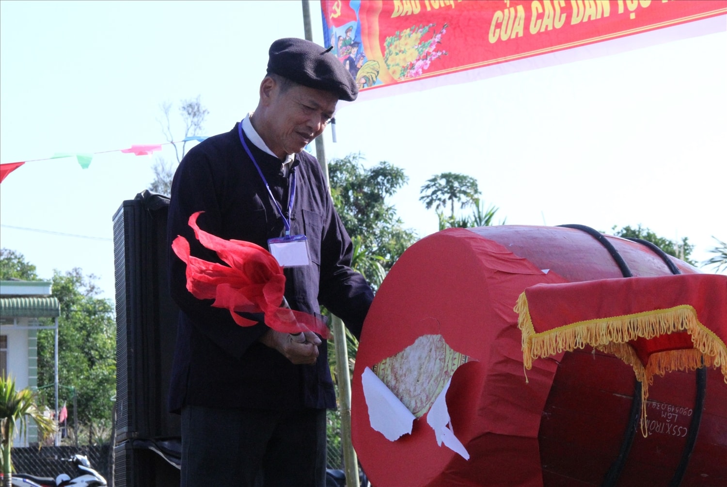 Người có uy tín của cộng đồng dân tộc Tày, Nùng ở thôn 3 được mời đánh trống khai hội Người có uy tín của cộng đồng dân tộc Tày, Nùng ở thôn 3 được mời đánh trống khai hội