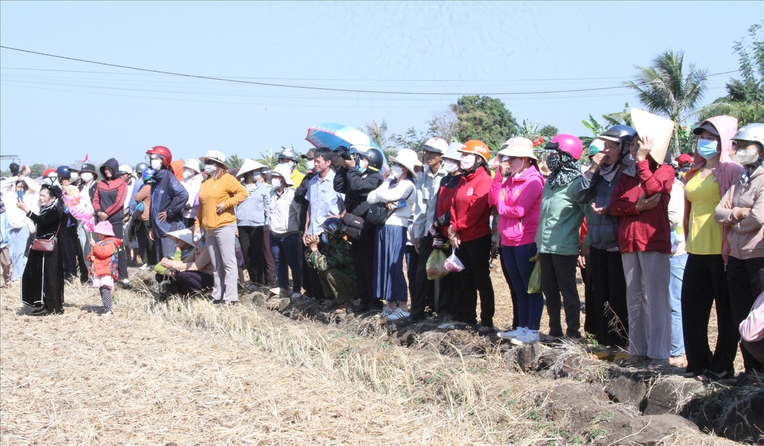 Đông đảo người dân và du khách trong và ngoài huyện đến dự hội Đông đảo người dân và du khách trong và ngoài huyện đến dự hội