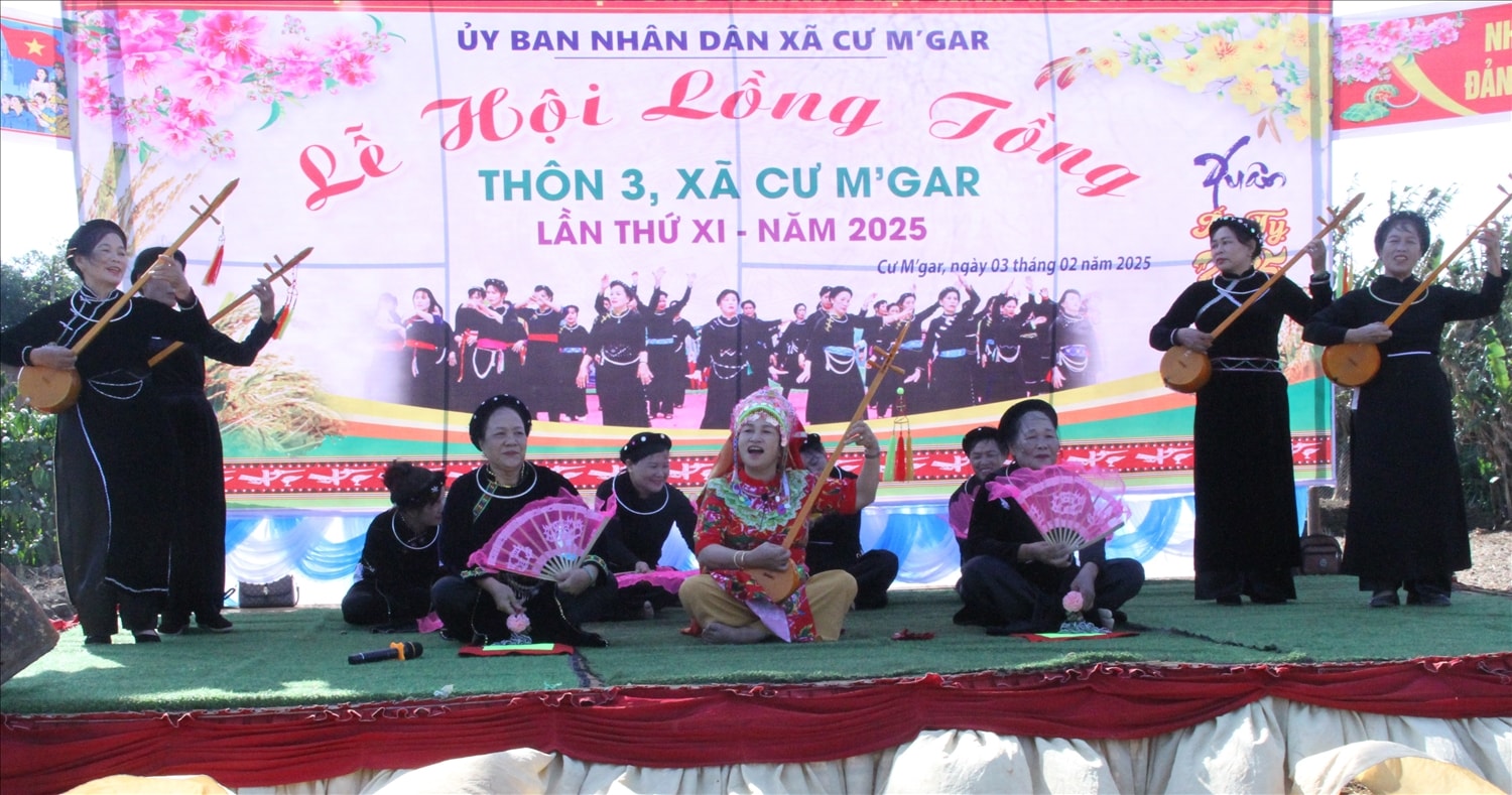 Các câu lạc bộ đàn tính - hát then trên địa bàn tỉnh biểu diễn các bài then cổ Các câu lạc bộ đàn tính - hát then trên địa bàn tỉnh biểu diễn các bài then cổ