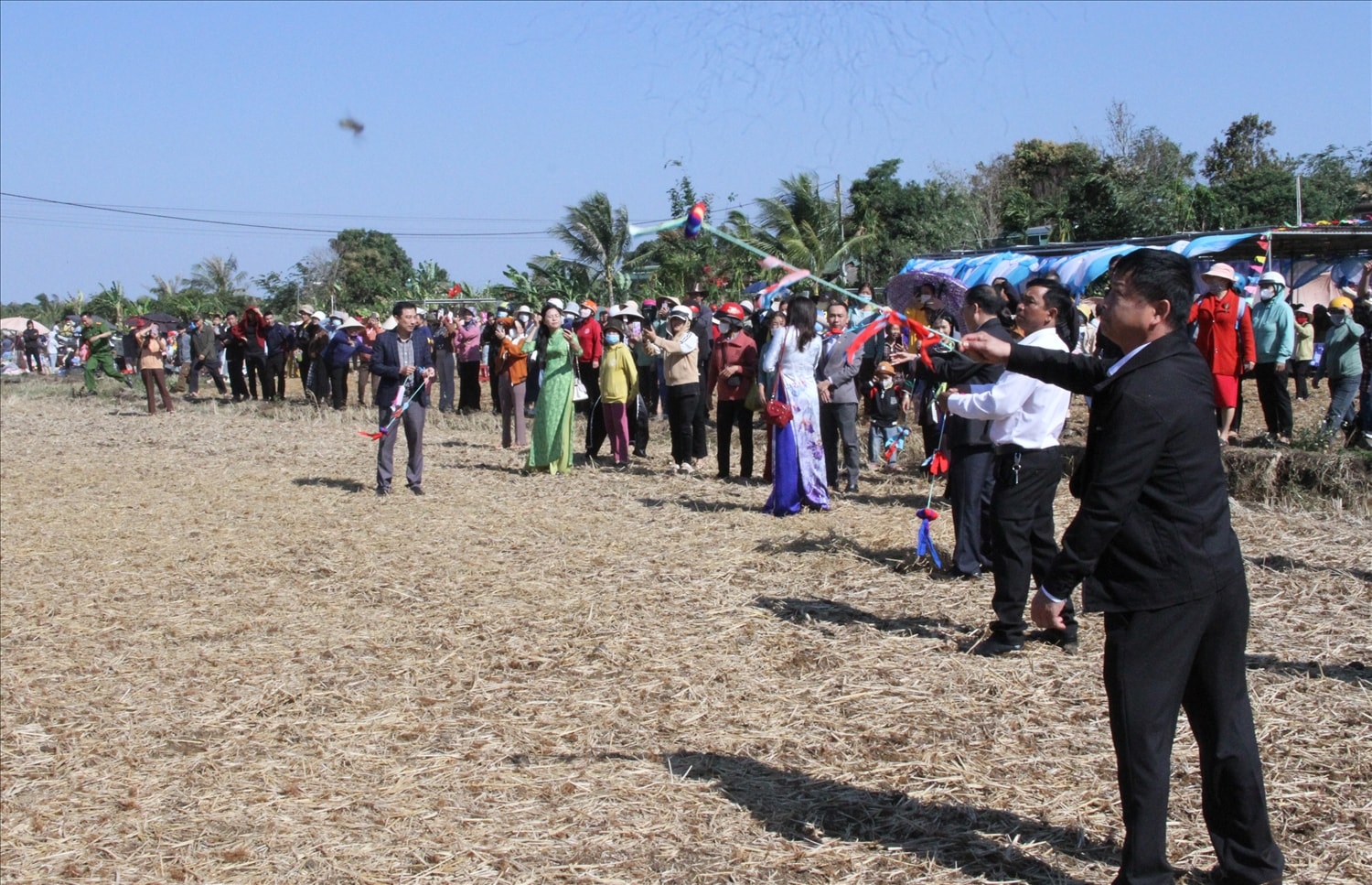 Đại biểu và người dân cùng nhau chơi ném còn - trò chơi dân gian của các dân tộc phía Bắc Đại biểu và người dân cùng nhau chơi ném còn - trò chơi dân gian của các dân tộc phía Bắc