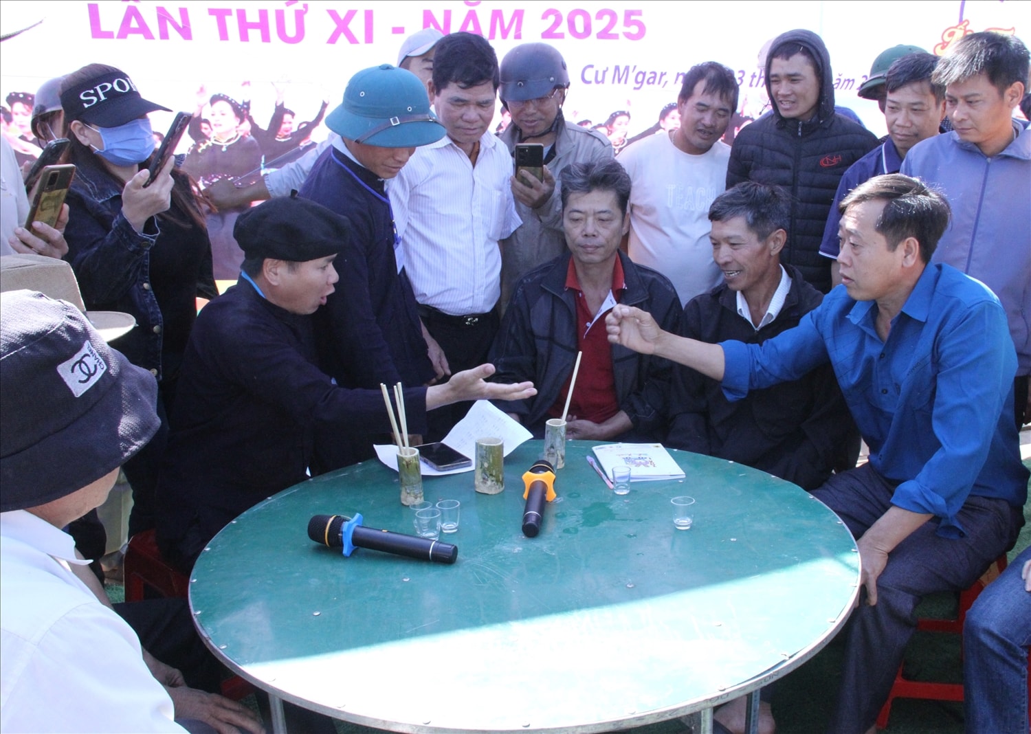 Các đội chơi đến từ các thôn thi đấu trò lảy cỏ Các đội chơi đến từ các thôn thi đấu trò lảy cỏ