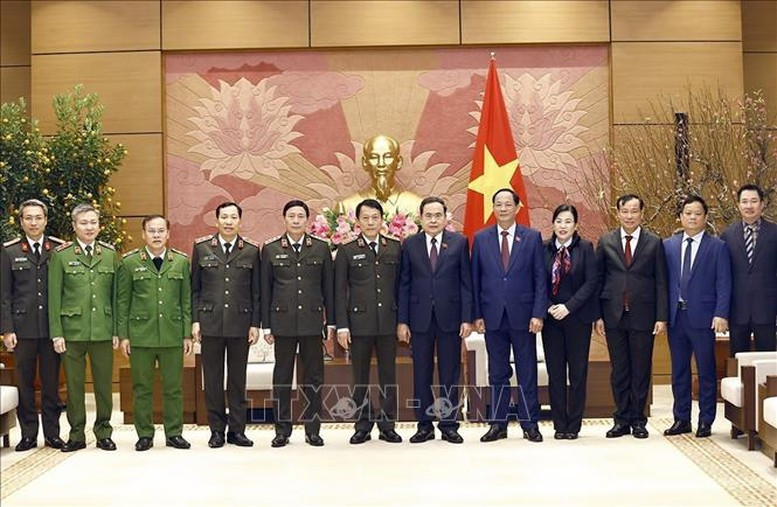 Chủ tịch Quốc hội Trần Thanh Mẫn với Đoàn đại biểu Bộ Công an - Ảnh: TTXVN