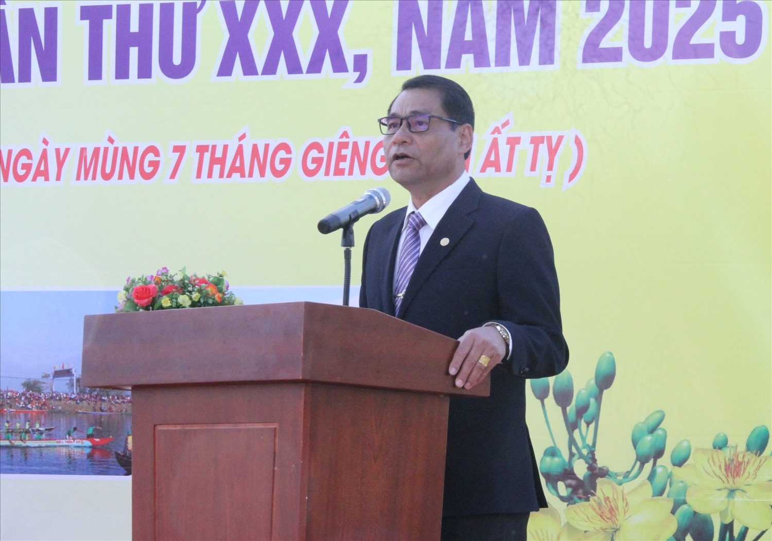 Phó Chủ tịch UBND huyện Krông Ana Hoàng Minh Giám phát biểu khai mạc giải đua thuyền Phó Chủ tịch UBND huyện Krông Ana Hoàng Minh Giám phát biểu khai mạc giải đua thuyền