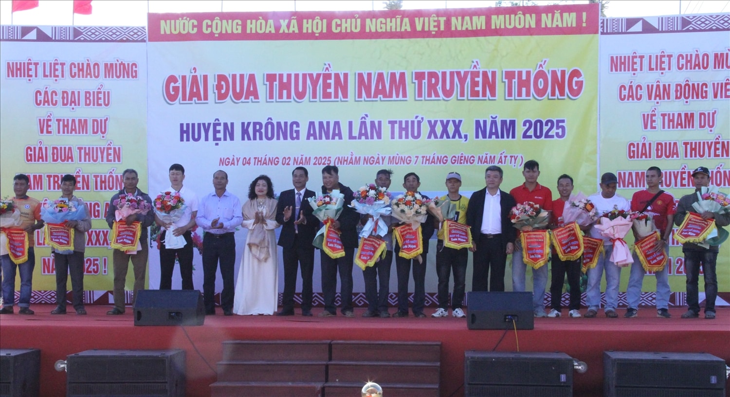 Lãnh đạo huyện Krông Ana trao cờ lưu niệm cho các thuyền đua Lãnh đạo huyện Krông Ana trao cờ lưu niệm cho các thuyền đua