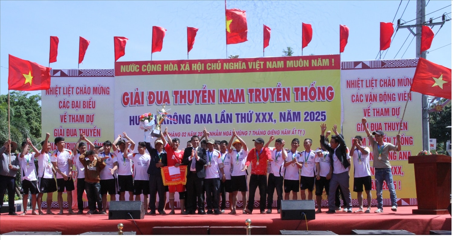 Phó Chủ tịch UBND huyện Krông Ana Hoàng Minh Giám trao giải Nhất cho đội 5, thôn 2, xã Bình Hòa. Phó Chủ tịch UBND huyện Krông Ana Hoàng Minh Giám trao giải Nhất cho đội 5, thôn 2, xã Bình Hòa.