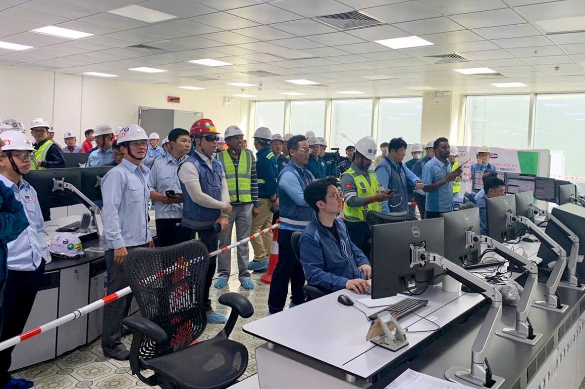 Quang cảnh các chuyên gia, kỹ sư,…chứng kiến  Nhà máy điện Nhơn Trạch 3 hoà đồng bộ lên lưới điện Quốc gia 