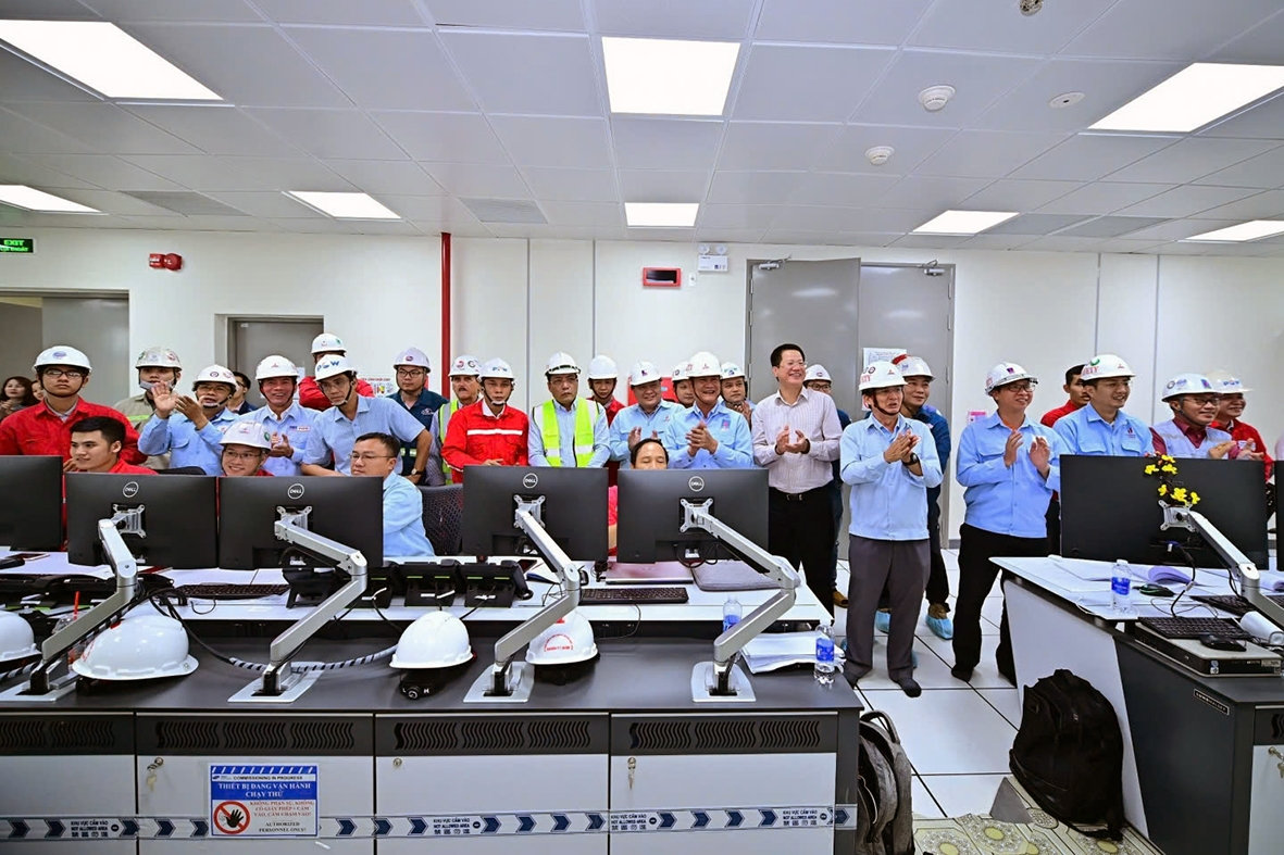 Tổng giám đốc LILAMA Nguyễn Văn Hùng và các chuyên gia, kỹ sư,…vui mừng bởi  Nhà máy điện Nhơn Trạch 3 hoà đồng bộ lên lưới điện Quốc gia thành công