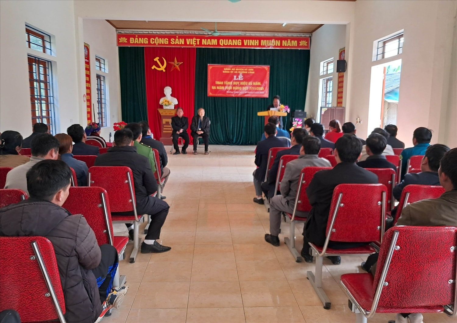 Toàn cảnh buổi Lễ trao Huy hiệu cao quý của Đảng cho các đảng viên lão thành Toàn cảnh buổi Lễ trao Huy hiệu cao quý của Đảng cho các đảng viên lão thành