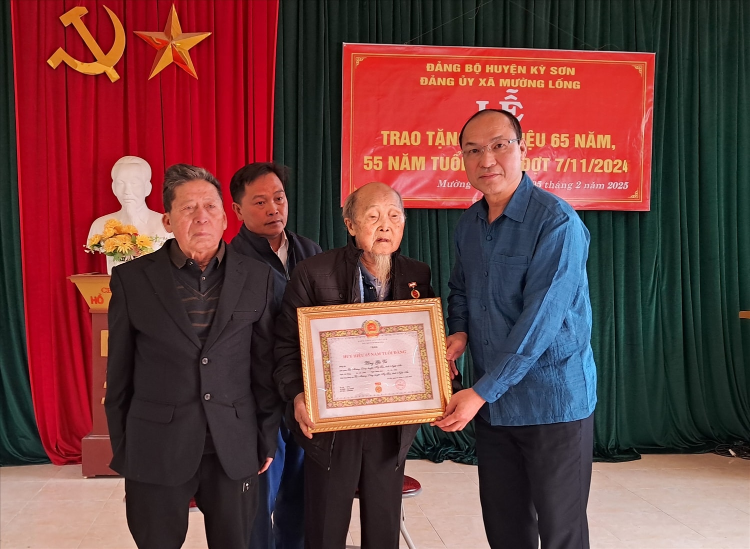 Bí thư Huyện ủy, Chủ tịch HĐND huyện Kỳ Sơn- Vi Hòe trao Huy hiệu 65 năm tuổi Đảng cho đảng viên Xồng Gà Vừ. Bí thư Huyện ủy, Chủ tịch HĐND huyện Kỳ Sơn- Vi Hòe trao Huy hiệu 65 năm tuổi Đảng cho đảng viên Xồng Gà Vừ.