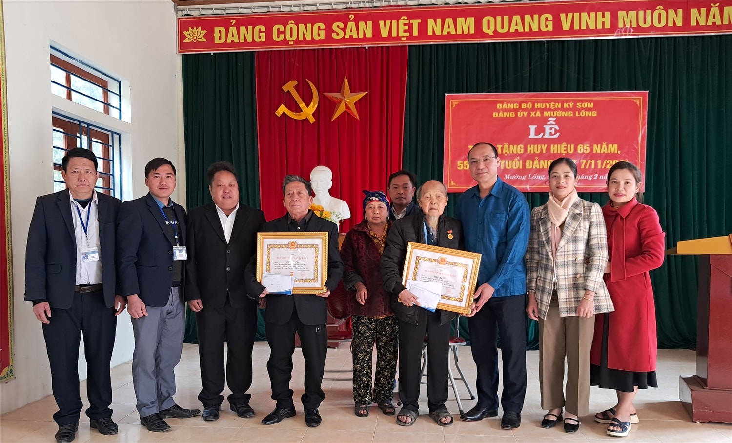 Các đảng viên lão thành Xồng Gà Vừ và Hờ Bá Phia vinh dự nhận Huy hiệu cao quý của Đảng. Các đảng viên lão thành Xồng Gà Vừ và Hờ Bá Phia vinh dự nhận Huy hiệu cao quý của Đảng.