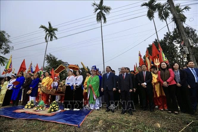 Nghi thức làm lễ xuống đồng tại Lễ hội Khai hạ 2025. Ảnh: Ảnh: Trọng Đạt/TTXVN Nghi thức làm lễ xuống đồng tại Lễ hội Khai hạ 2025. Ảnh: Ảnh: Trọng Đạt/TTXVN