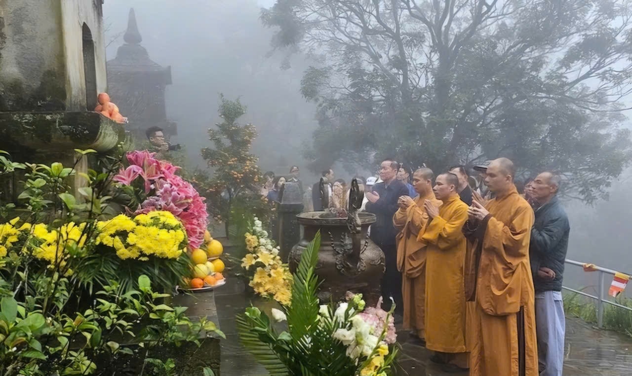 Tăng ni Phật tử về hành hương trong ngày khai hội Xuân Ngọa Vân Tăng ni Phật tử về hành hương trong ngày khai hội Xuân Ngọa Vân