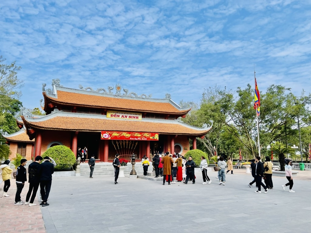 Người dân đi lễ đầu xuân tại đền An Sinh Người dân đi lễ đầu xuân tại đền An Sinh