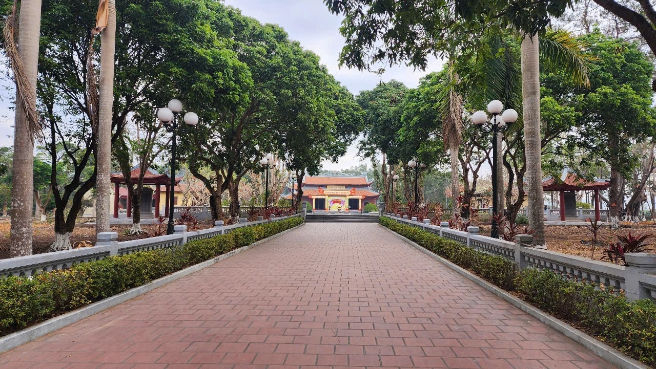 Điểm đến đầu tiên trên hành trình Khu di tích lịch sử quốc gia đặc biệt nhà Trần tại Đông Triều là Đền An Sinh Điểm đến đầu tiên trên hành trình Khu di tích lịch sử quốc gia đặc biệt nhà Trần tại Đông Triều là Đền An Sinh