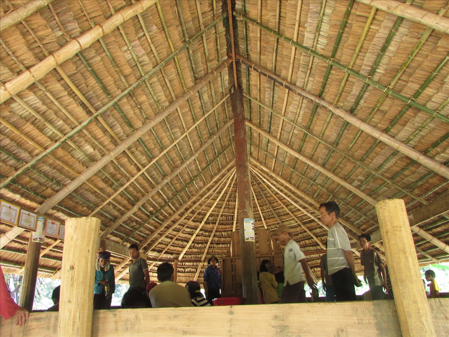 Cấu trúc bên trong nhà làng của đồng bào Tà Riềng. Cấu trúc bên trong nhà làng của đồng bào Tà Riềng.