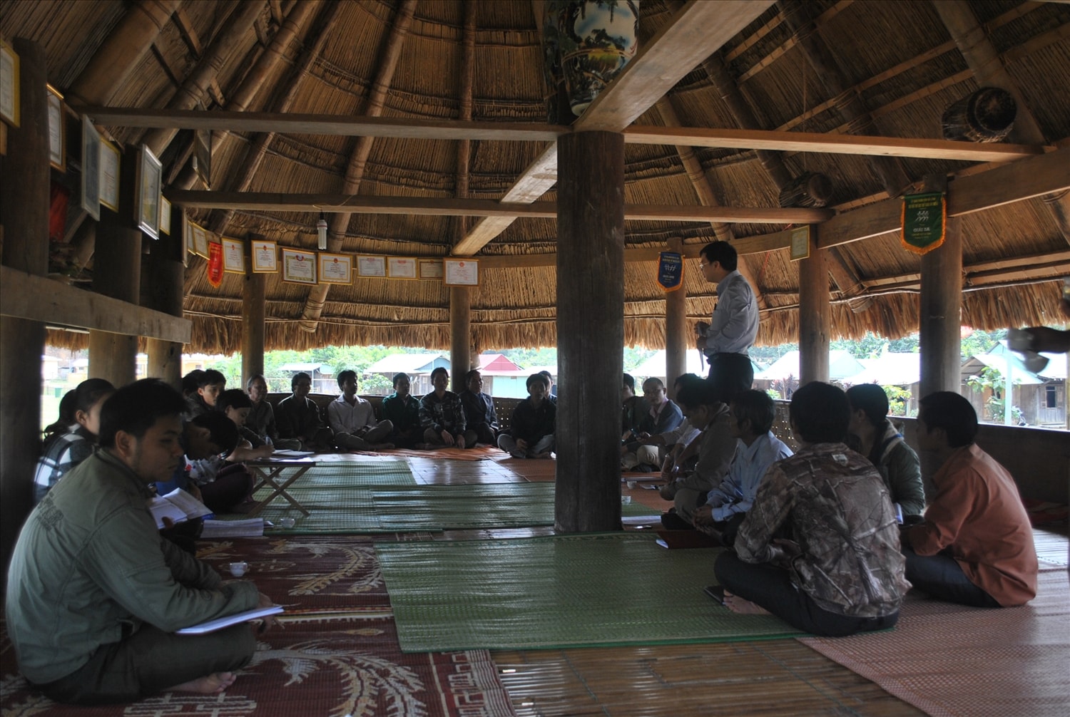 Su moong là nơi để đồng bào Tà Riềng tổ chức các sự kiện hội họp, văn hóa Su moong là nơi để đồng bào Tà Riềng tổ chức các sự kiện hội họp, văn hóa