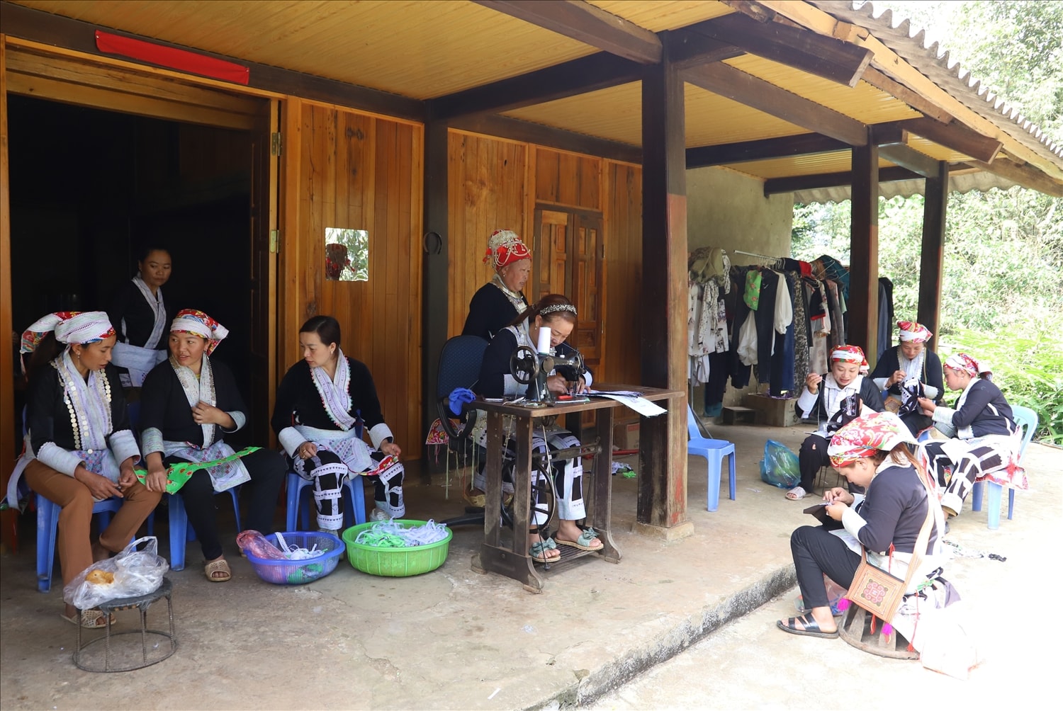 Khi hạt thóc, hạt ngô đã được thu hoạch về nhà, các chị em cùng ngồi lại để thêu những bộ trang phục truyền thống.
