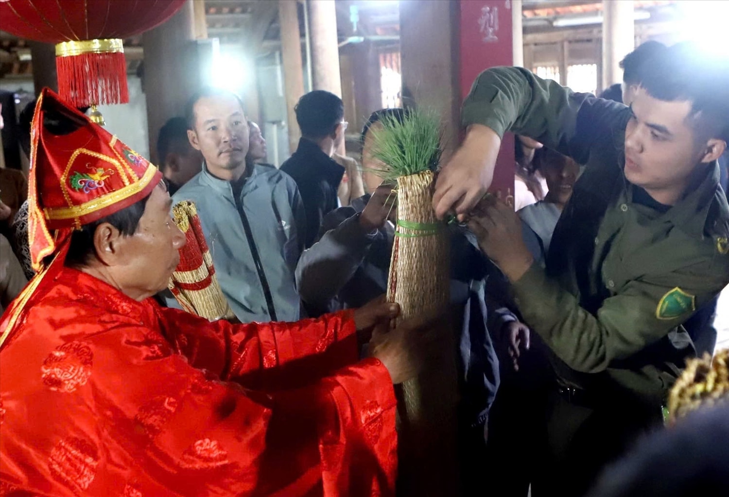 Các quan viên trùm lên người 