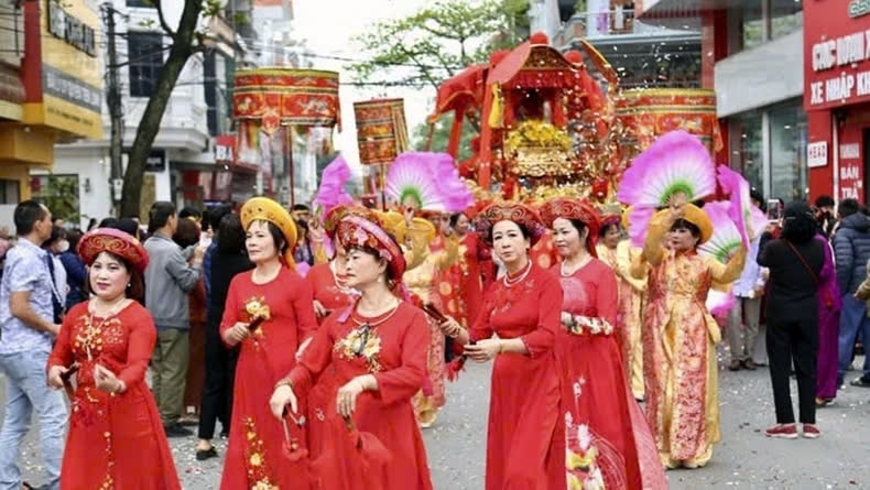 Lễ hội rước Mẫu Đền Hạ, Đền Thượng, Đền Ỷ La là lễ hội lớn nhất năm và trở thành sản phẩm du lịch đặc sắc, riêng có của thành phố Tuyên Quang. Ảnh: TL