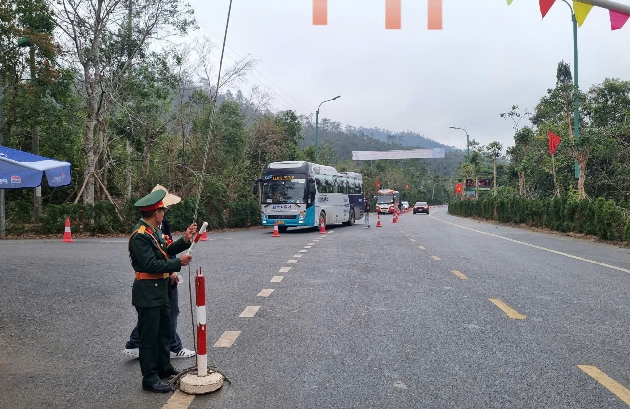 Công tác chuẩn bị đón tiếp đại biểu, người dân, du khách về chiêm bái, du xuân cũng đã được các đơn vị chuẩn bị sẵn sàng, chu đáo Công tác chuẩn bị đón tiếp đại biểu, người dân, du khách về chiêm bái, du xuân cũng đã được các đơn vị chuẩn bị sẵn sàng, chu đáo