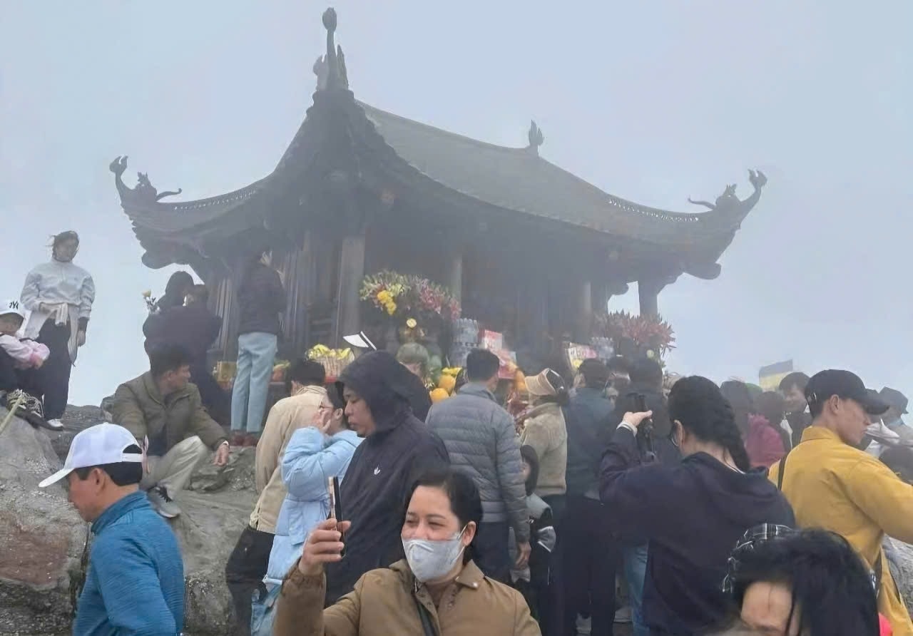 Đến với Yên Tử, nhiều Phật tử, người dân cũng như du khách đều vượt cao lên Chùa Đồng cầu may Đến với Yên Tử, nhiều phật tử, người dân cũng như du khách đều vượt cao lên Chùa Đồng cầu may