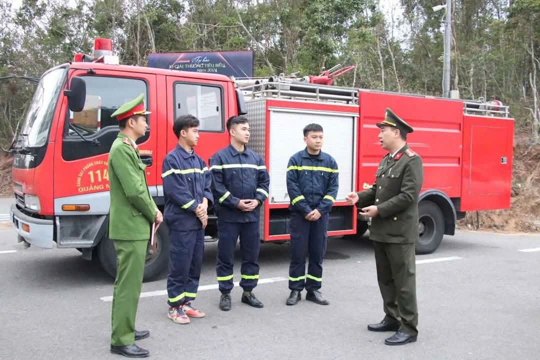 Tăng cường túc trực đảm bảo xử ý kịp thời các tình huống phát sinh Tăng cường túc trực đảm bảo xử ý kịp thời các tình huống phát sinh