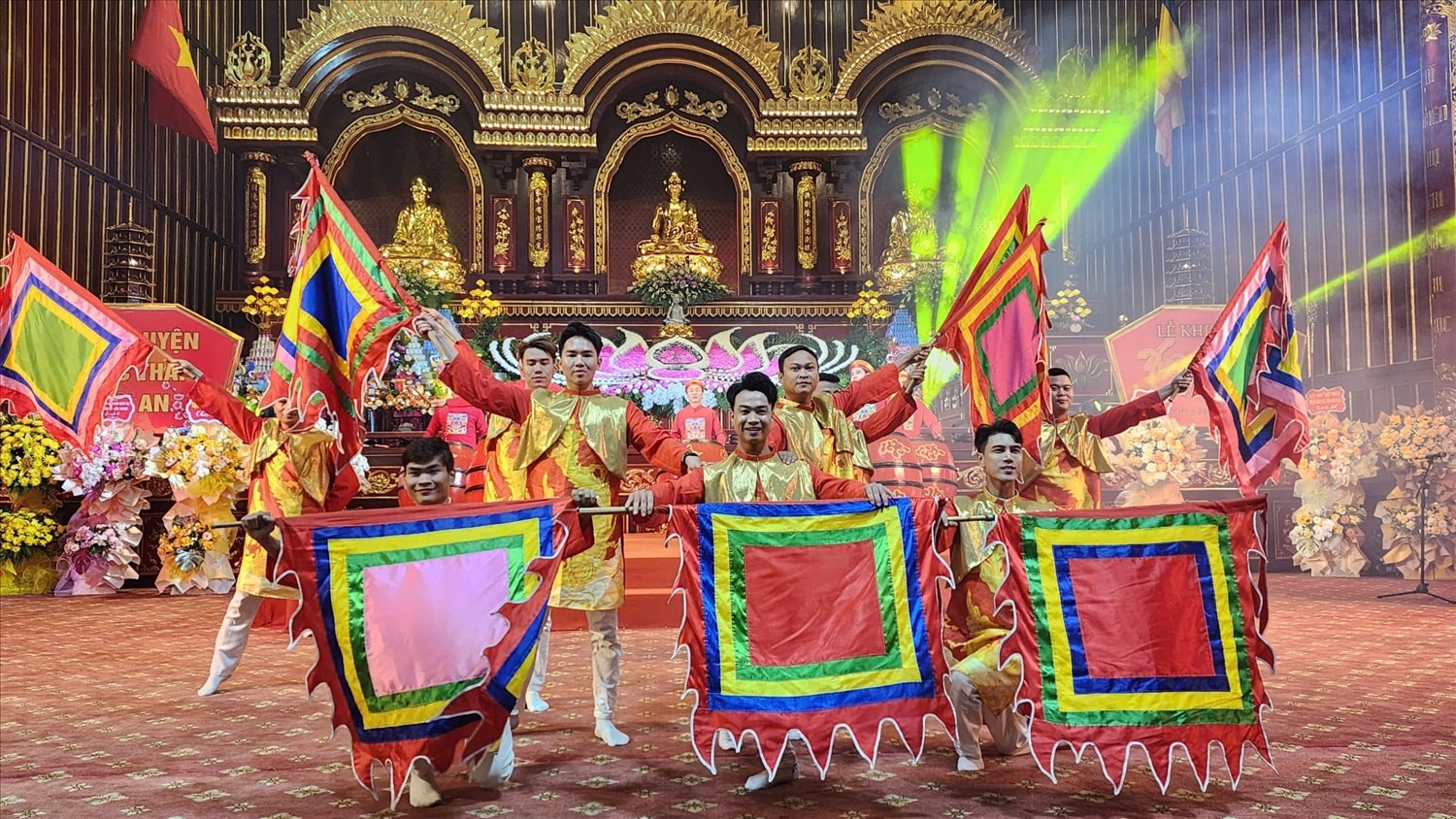 Nhiều tiết mục văn nghệ độc đáo diễn ra tại Lễ khai hội Nhiều tiết mục văn nghệ độc đáo diễn ra tại Lễ khai hội