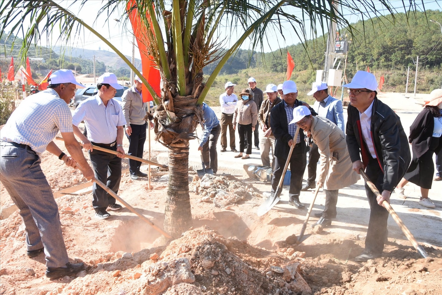 Từ nguồn kinh ủng hộ, huyện Tu Mơ Rông đã triển khai trồng cây dừa xiêm, tạo cảnh quan tại Khu bố trí ổn định dân cư tập trung thôn Mô Pả, xã Đăk Hà