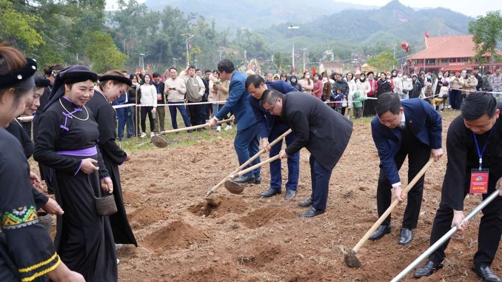 Các đại biểu và nhân dân thực hiện nghi thức lễ Lồng tồng xuống đồng, gieo hạt đầu năm mới Các đại biểu và nhân dân thực hiện nghi thức lễ Lồng tồng xuống đồng, gieo hạt đầu năm mới