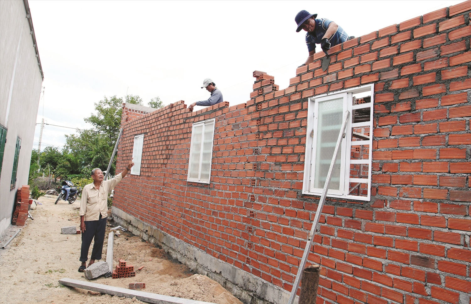 Những người thợ nỗ lực thi công hoàn thành nhà ở mới cho người nghèo  đón Tết Nguyên đán Ất Tỵ 2025. 