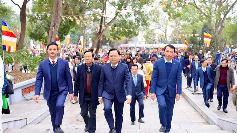 Các đồng chí lãnh đạo tỉnh dâng hương tại chùa Hồng Ân và Lăng Tướng công Nguyễn Đình Diễn nằm trên đỉnh núi Lim (Bắc Ninh)