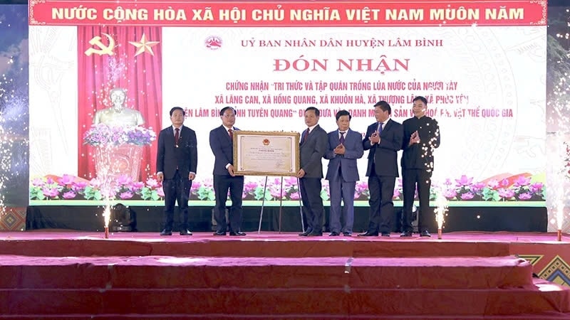 Lãnh đạo Ủy ban Nhân dân tỉnh Tuyên Quang trao Bằng chứng nhận di sản cho lãnh đạo huyện Lâm Bình và lãnh đạo Ủy ban nhân dân thị trấn Lăng Can