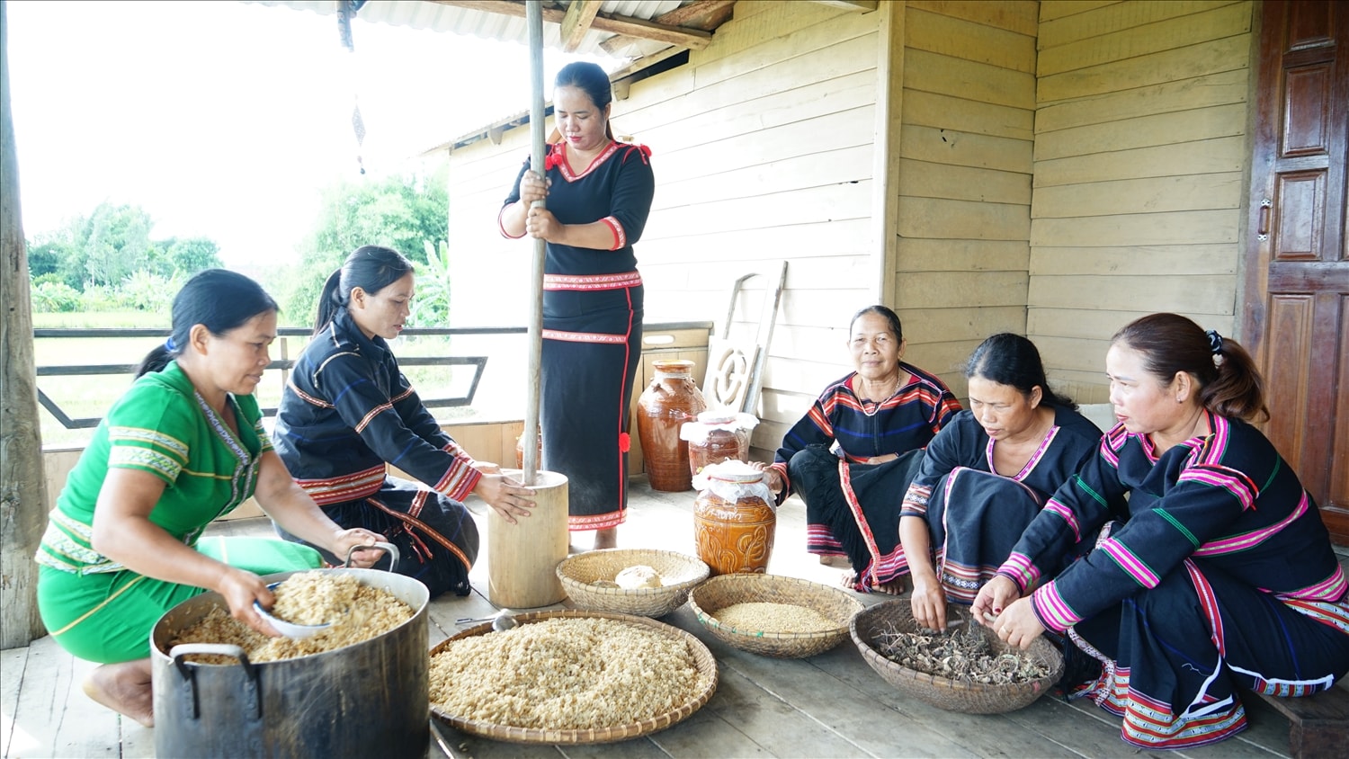 Các công đoạn làm nên men rượu cần truyền thống được các thành viên trong mô hình chuẩn bị kỹ lưỡng trước khi ghi hình đăng trên mạng xã hội Các công đoạn làm nên men rượu cần truyền thống được các thành viên trong mô hình chuẩn bị kỹ lưỡng trước khi ghi hình đăng trên mạng xã hội