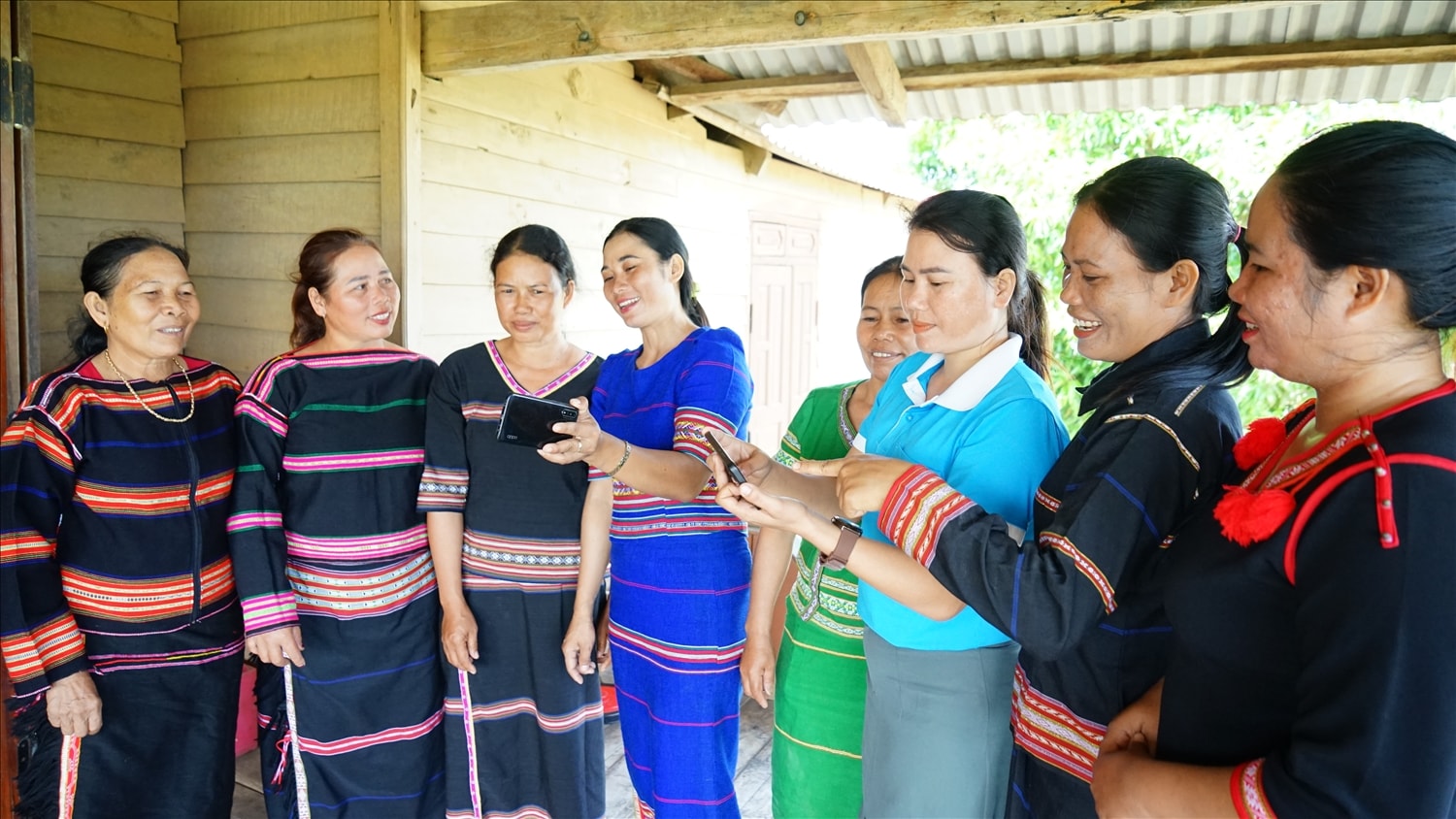 Phụ nữ Gia Rai ở huyện Phú Thiện hào hứng xem lại công đoạn làm men rượu cần truyền thống được ghi hình trên điện thoại Phụ nữ Gia Rai ở huyện Phú Thiện hào hứng xem lại công đoạn làm men rượu cần truyền thống được ghi hình trên điện thoại