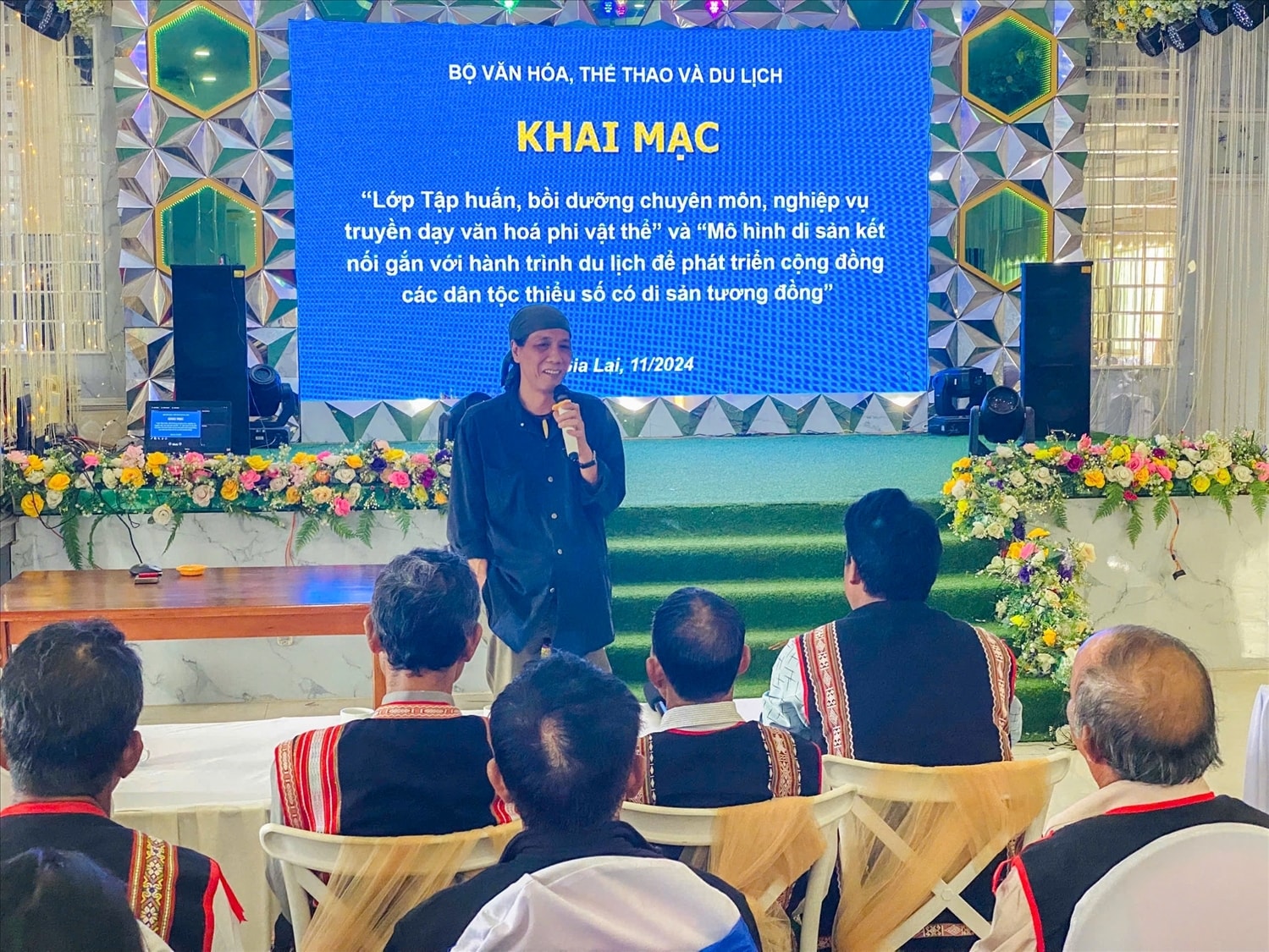 Các nghệ nhân Gia Rai được bồi dưỡng kỹ năng tự phát huy giá trị di sản văn hóa, trong đó có kỹ thuật photovoice - cộng đồng tự kể các câu chuyện văn hóa của dân tộc mình Các nghệ nhân Gia Rai được bồi dưỡng kỹ năng tự phát huy giá trị di sản văn hóa, nổi bật là kỹ thuật photovoice
