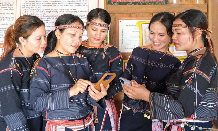 Các thành viên đội chiêng nữ Ba Na làng Kgiang (huyện Kbang) xem lại phần trình diễn được ghi hình bằng điện thoại Các thành viên đội chiêng nữ Ba Na làng Kgiang (huyện Kbang) xem lại phần trình diễn được ghi hình bằng điện thoại
