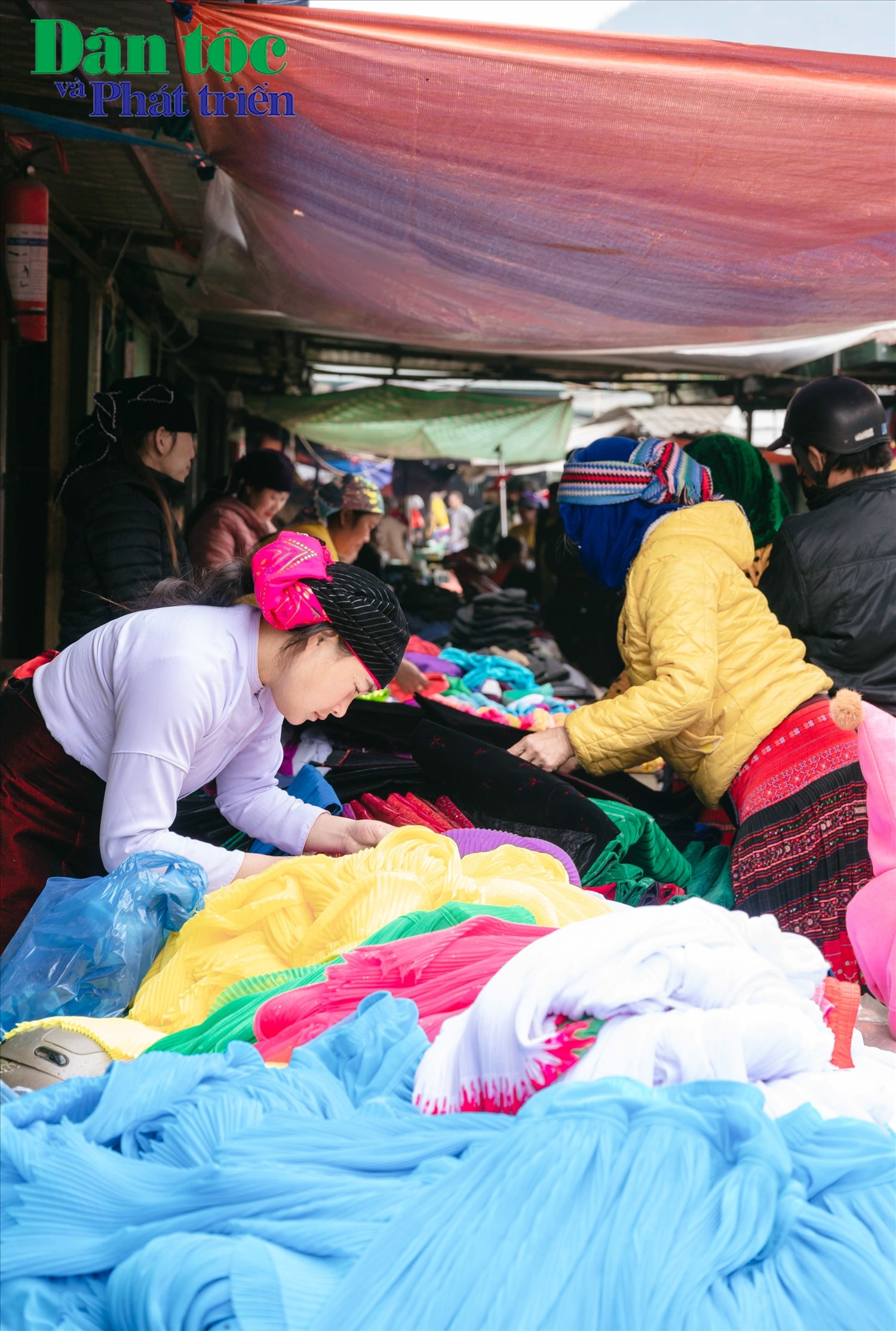 Trong chợ phiên, ấn tượng nhất là gian hàng bày bán thổ cẩm và trang phục dân tộc. 