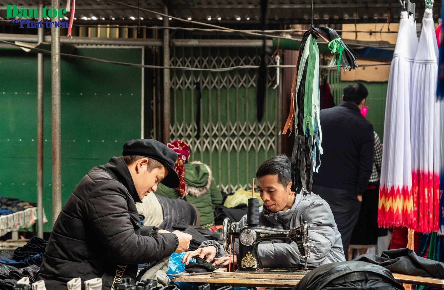 Chợ phiên còn có cả thợ tới chợ để sửa lại quần áo, hoặc trao đổi các loại thổ cẩm.