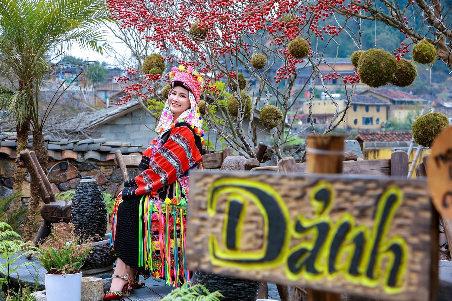 Chị Mỹ Khánh - chủ Homestay Dảnh House trong bộ trang phục truyền thống của dân tộc Lô Lô, Chech-in tại Homestay của gia đình 