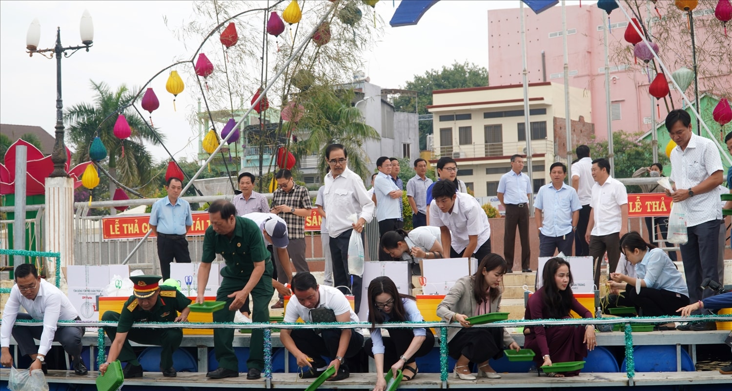 Các đại biểu tiến hành thả con giống tái tạo nguồn lợi thủy sản trên đầm Đông Hồ Các đại biểu tiến hành thả con giống tái tạo nguồn lợi thủy sản trên đầm Đông Hồ