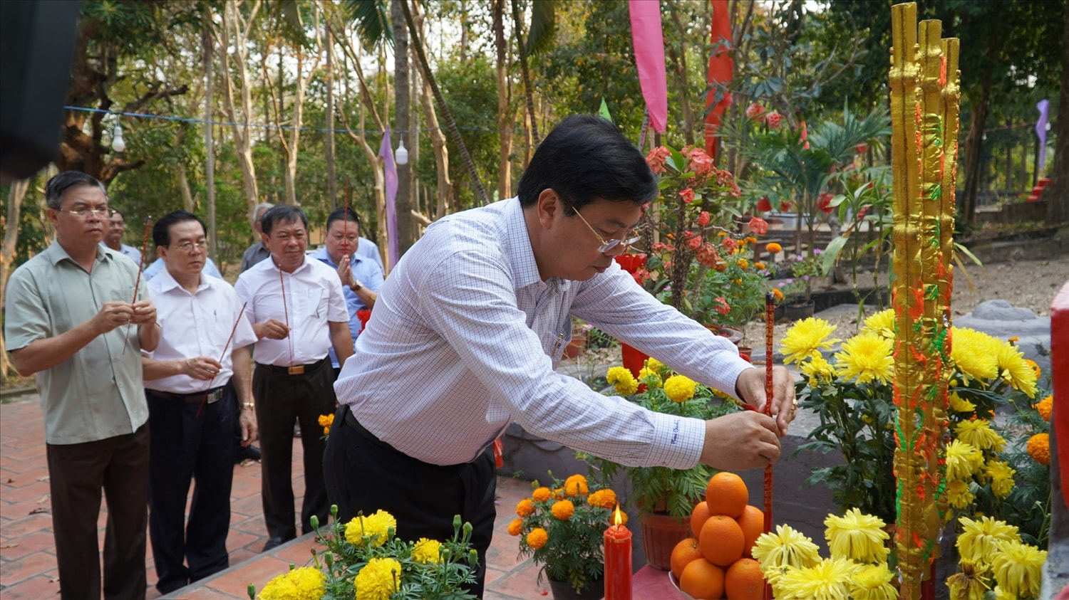 Ông Nguyễn Tiến Hải, Ủy viên Ban Chấp hành Trung ương Đảng, Bí thư Tỉnh ủy Kiên Giang dâng hương tưởng nhớ các bậc tiền nhân Ông Nguyễn Tiến Hải, Ủy viên Ban Chấp hành Trung ương Đảng, Bí thư Tỉnh ủy Kiên Giang dâng hương tưởng nhớ các bậc tiền nhân