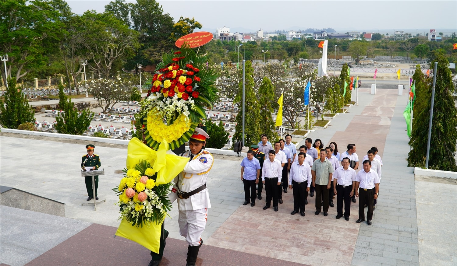 Đoàn lãnh đạo Tỉnh ủy, HĐND, UBND, Ủy ban MTTQ Việt Nam tỉnh Kiên Giang dâng hoa, dâng hương tưởng niệm các anh hùng Liệt sĩ tại nghĩa trang liệt sĩ TP. Hà Tiên Đoàn lãnh đạo Tỉnh ủy, HĐND, UBND, Ủy ban MTTQ Việt Nam tỉnh Kiên Giang dâng hoa, dâng hương tưởng niệm các anh hùng Liệt sĩ tại nghĩa trang liệt sĩ TP. Hà Tiên