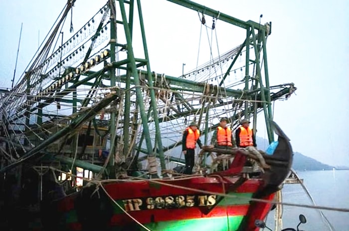 Bộ đội Biên phòng Cửa Sót (Bộ đội Bên phòng Hà Tĩnh) lai, dắt tàu gặp nạn và các nạn nhân vào bờ an toàn Bộ đội Biên phòng Cửa Sót (Bộ đội Bên phòng Hà Tĩnh) lai, dắt tàu gặp nạn và các nạn nhân vào bờ an toàn