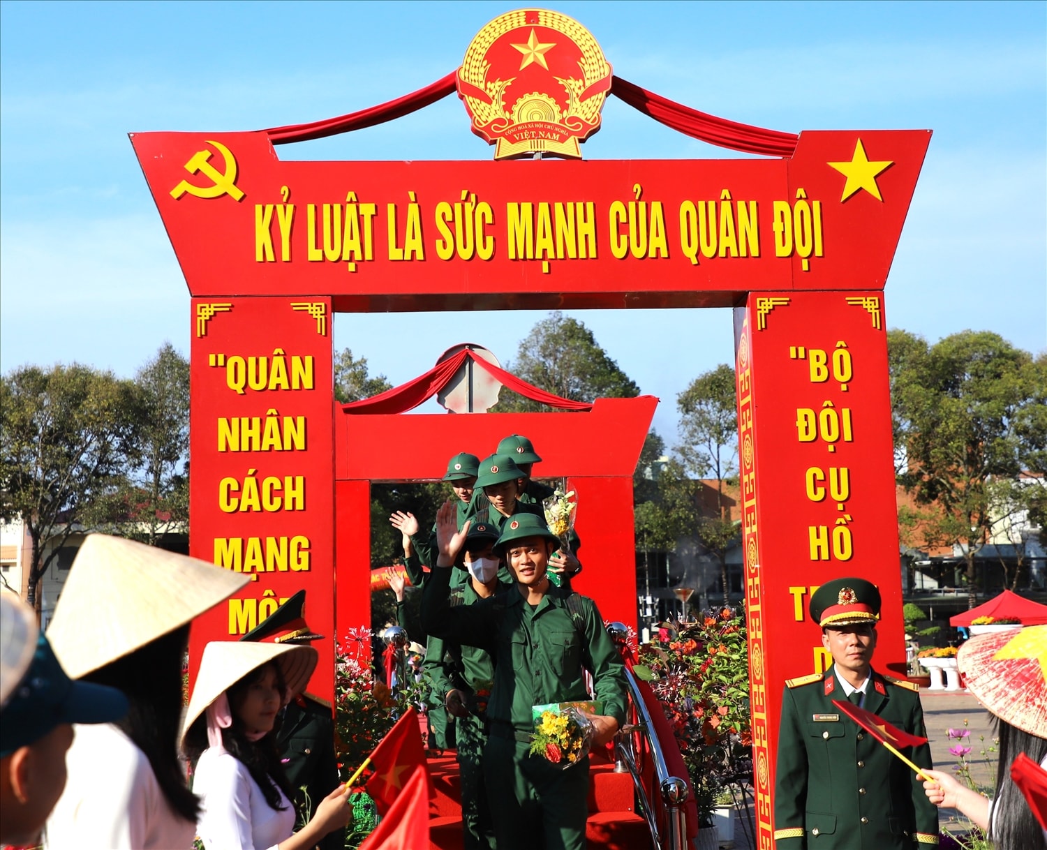 Thanh niên bước qua Cầu vinh quang để về đơn vị Thanh niên bước qua Cầu vinh quang để về đơn vị