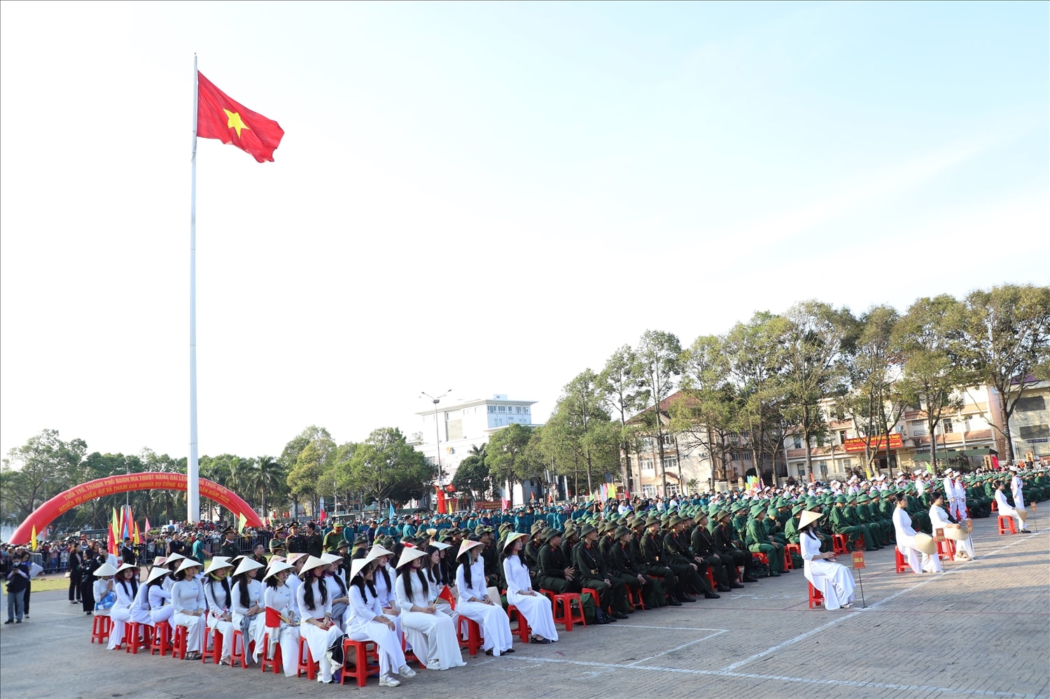 Hàng nghìn thanh niên Đắk Lắk hăng hái lên đường thực hiện nghĩa vụ quân sự Hàng nghìn thanh niên Đắk Lắk hăng hái lên đường thực hiện nghĩa vụ quân sự