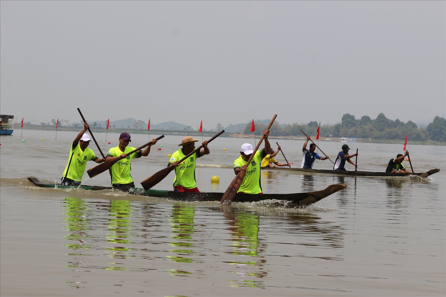 Các vận động viên trổ tài đua thuyền độc mộc Các vận động viên trổ tài đua thuyền độc mộc