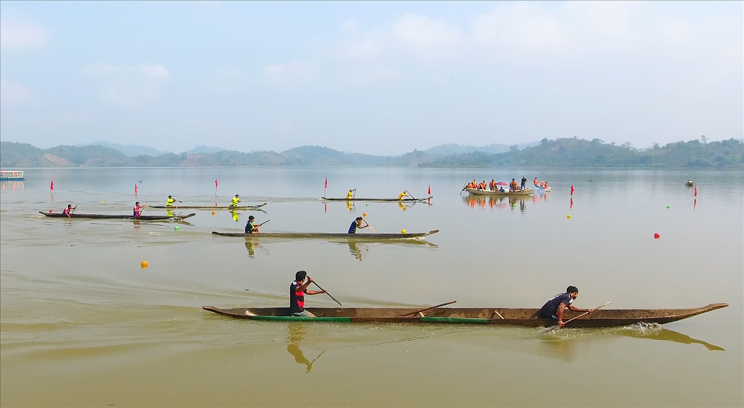 Đua thuyền trên hồ Lăk Đua thuyền trên hồ Lăk
