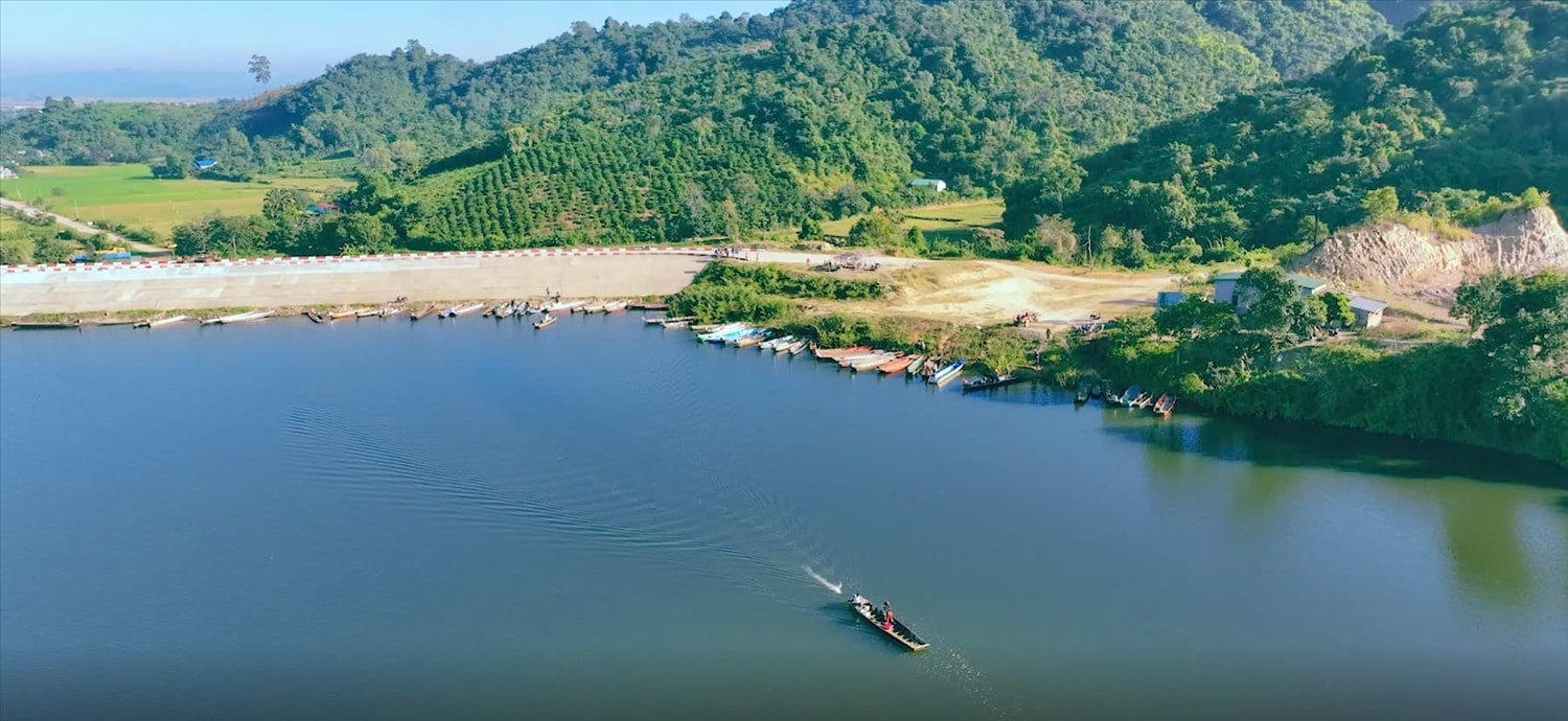 Bình yên trên hồ Lăk Bình yên trên hồ Lăk